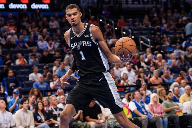 在球场上拥 在球场上拥